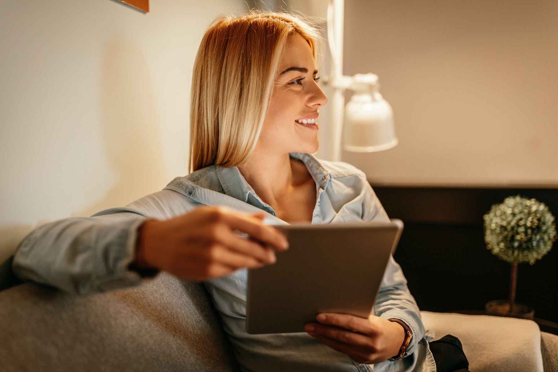 girl reading a blog on her ipad